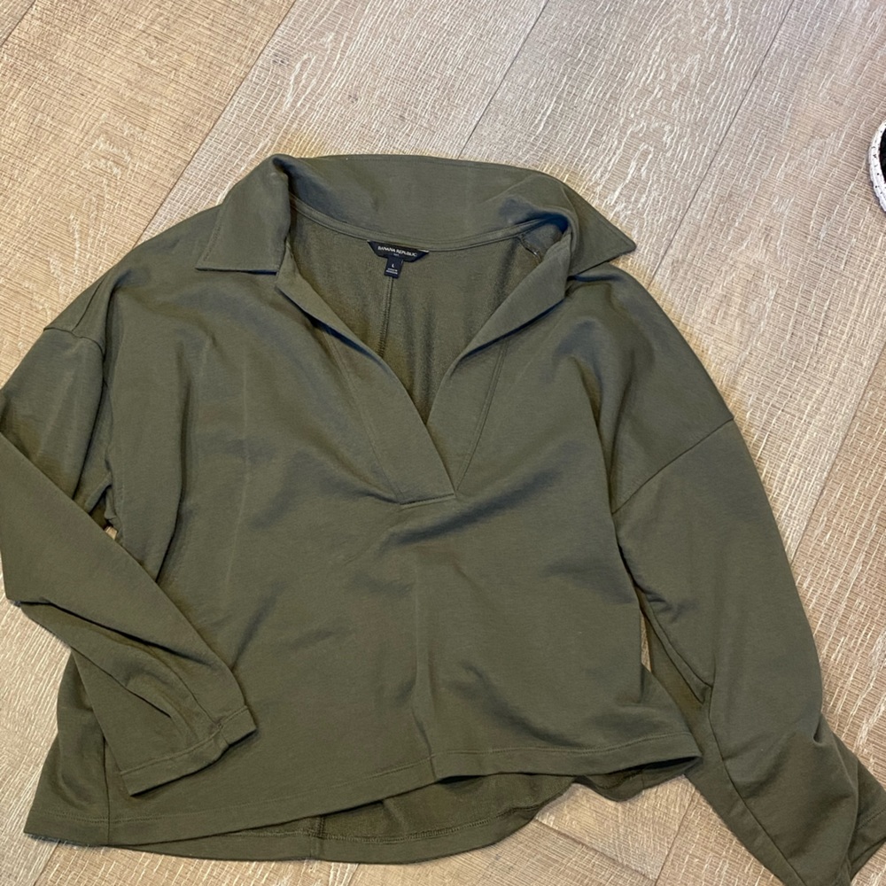 Banana Republic olive green v neck pull over